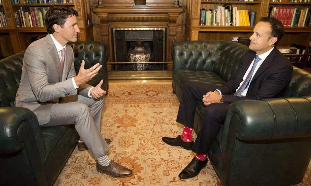 Οι ασυνήθιστες κάλτσες των πολιτικών: Εικόνες που έγιναν θέμα συζήτησης